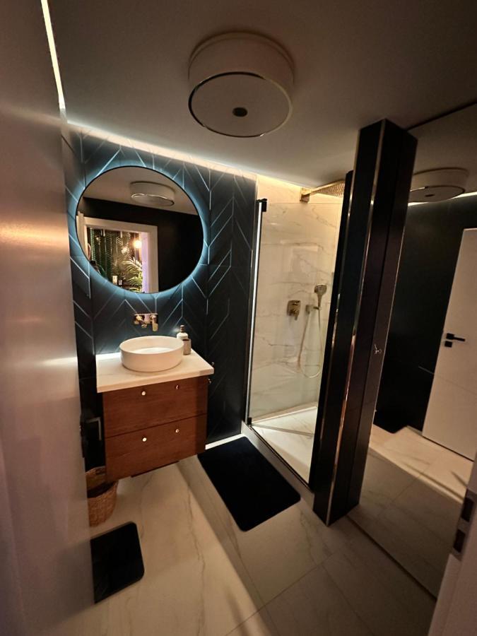 Skyline Elegance With Free Parking Apartamento Bratislava Exterior foto