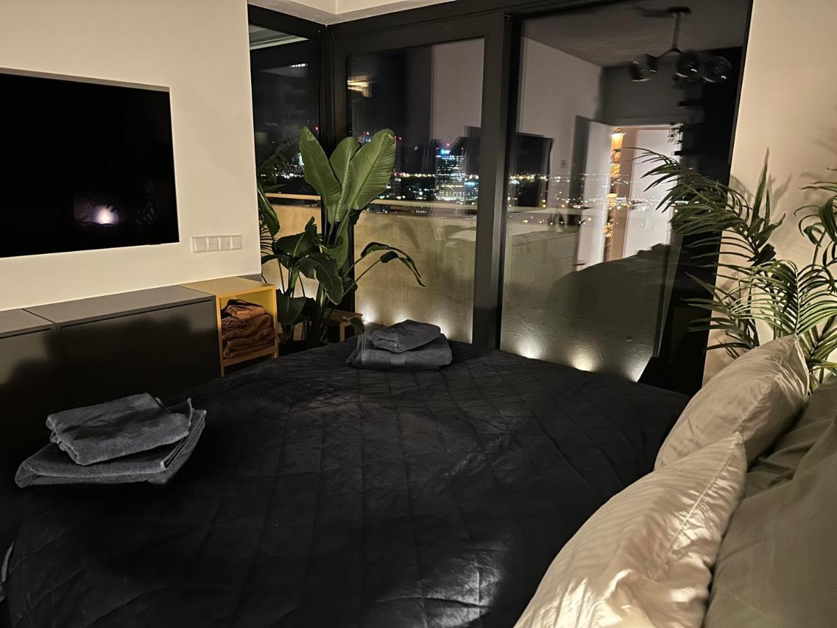 Skyline Elegance With Free Parking Apartamento Bratislava Exterior foto