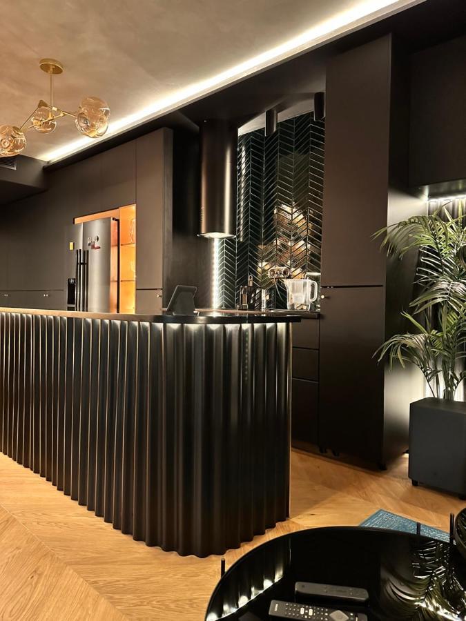 Skyline Elegance With Free Parking Apartamento Bratislava Exterior foto