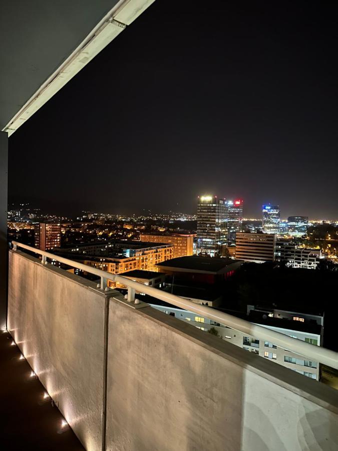 Skyline Elegance With Free Parking Apartamento Bratislava Exterior foto