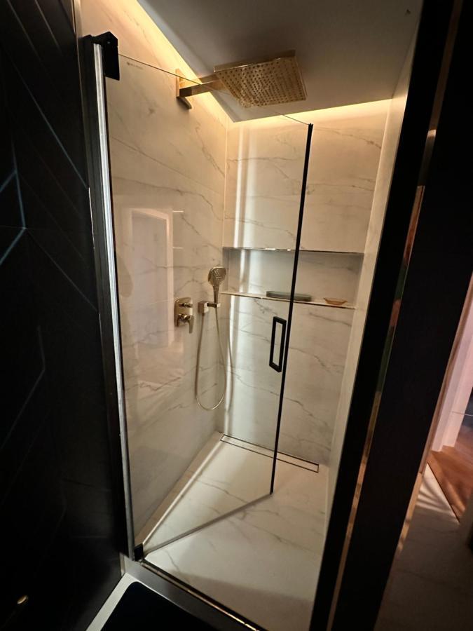 Skyline Elegance With Free Parking Apartamento Bratislava Exterior foto