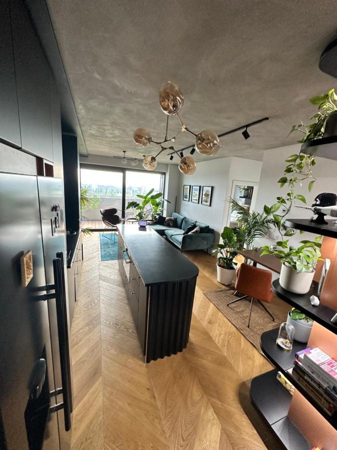 Skyline Elegance With Free Parking Apartamento Bratislava Exterior foto