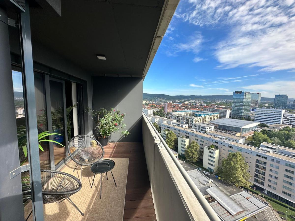 Skyline Elegance With Free Parking Apartamento Bratislava Exterior foto