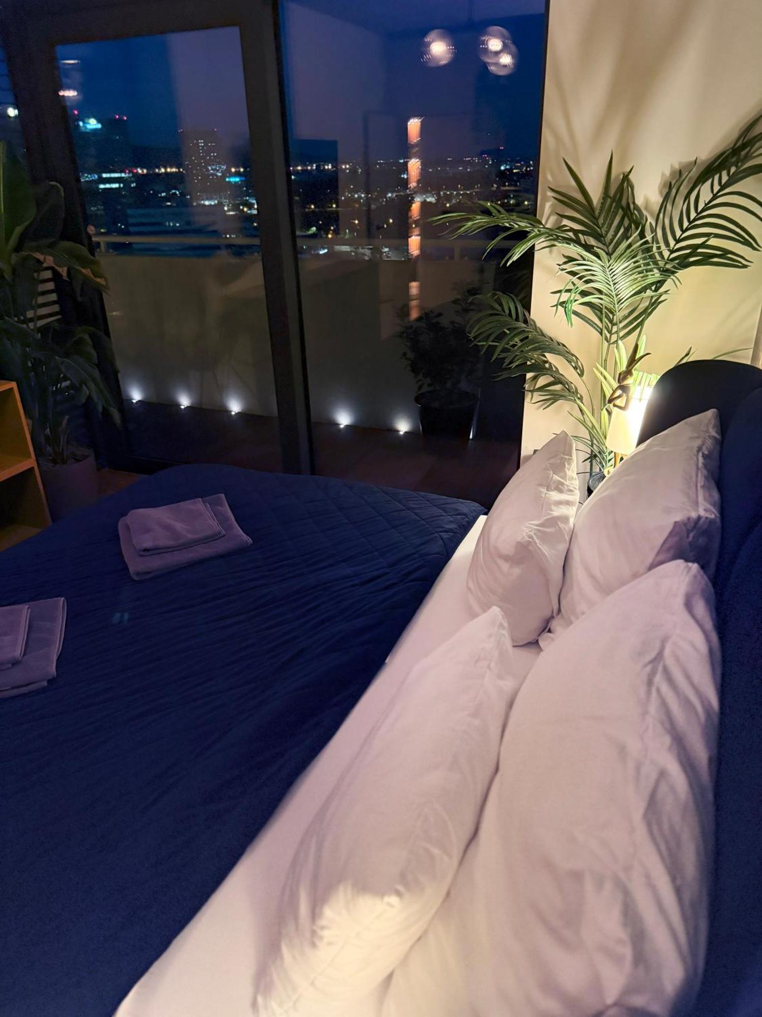 Skyline Elegance With Free Parking Apartamento Bratislava Exterior foto